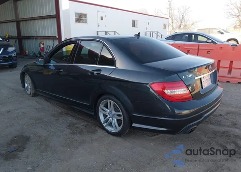 2012 Mercedes-Benz C 300 Sport 4Matic z USA, uszkodzony, nr VIN WDDGF8BB8CA648894